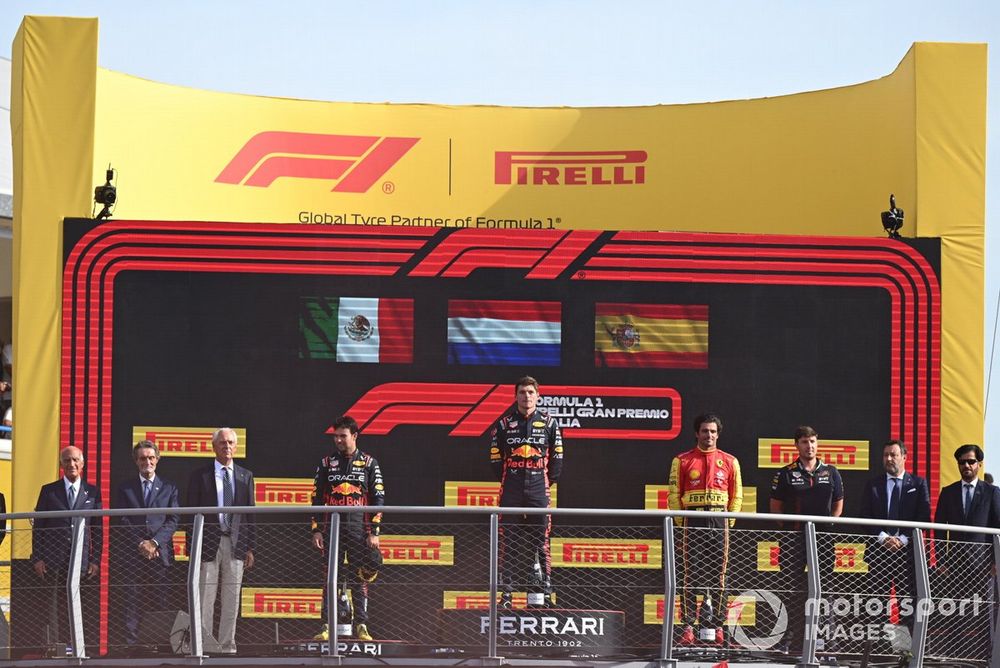 Podio: segundo lugar Sergio Pérez, Red Bull Racing, ganador Max Verstappen, Red Bull Racing, tercero Carlos Sainz, Scuderia Ferrari
