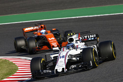 Lance Stroll, Williams FW40, Fernando Alonso, McLaren MCL32