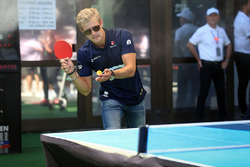 Marcus Ericsson, Sauber juega tenis de mesa