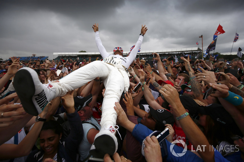 Lewis Hamilton zaferini fanlarıyla kutluyor