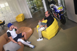 Valentino Rossi wordt geïnterviewd door Guido Meda