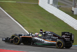 Fernando Alonso, McLaren MP4-31 e Sergio Perez, Sahara Force India F1 VJM09 lottano per la posizione