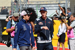 Sergio Perez, Sahara Force India veBrendon Hartley, Scuderia Toro Rosso pilotlar geçit töreninde