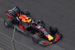 Il vincitore della gara Daniel Ricciardo, Red Bull Racing RB14, festeggia