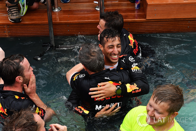El ganador de la carrera Daniel Ricciardo, Red Bull Racing celebra con el equipo en la piscina Red Bull Racing Energy Station
