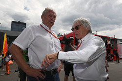 El Dr. Helmut Marko, asesor de Red Bull Motorsport y Bernie Ecclestone