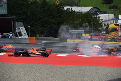 Kollision: Max Verstappen, Red Bull Racing RB13, Fernando Alonso, McLaren MCL32, Daniil Kvyat, Scude
