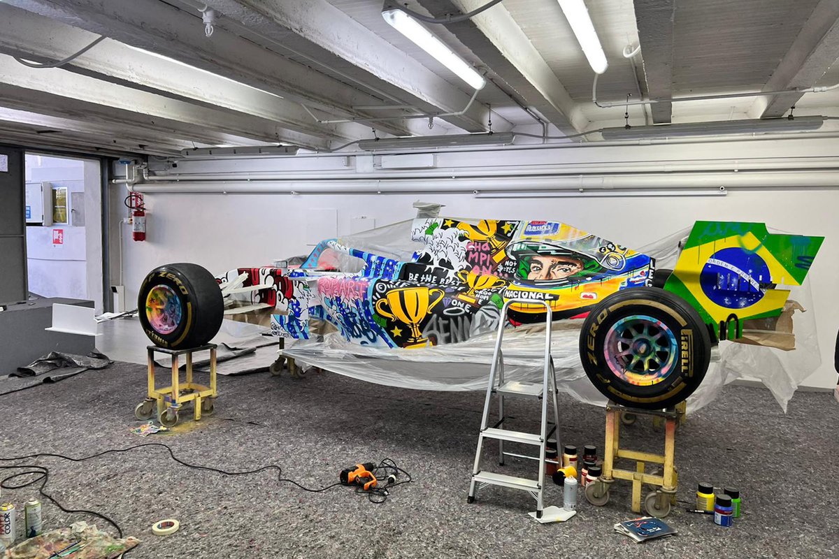 Un coche de F1 con una decoración artística inspirada en Ayrton Senna