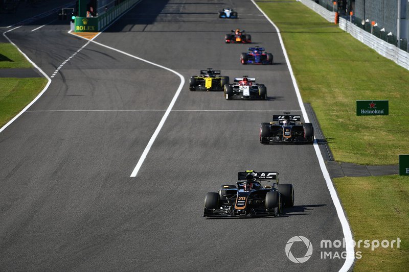 Kevin Magnussen, Haas F1 Team VF-19, lidera sobre Romain Grosjean, Haas F1 Team VF-19, Kimi Raikkonen, Alfa Romeo Racing C38, y Daniel Ricciardo, Renault F1 Team R.S.19
