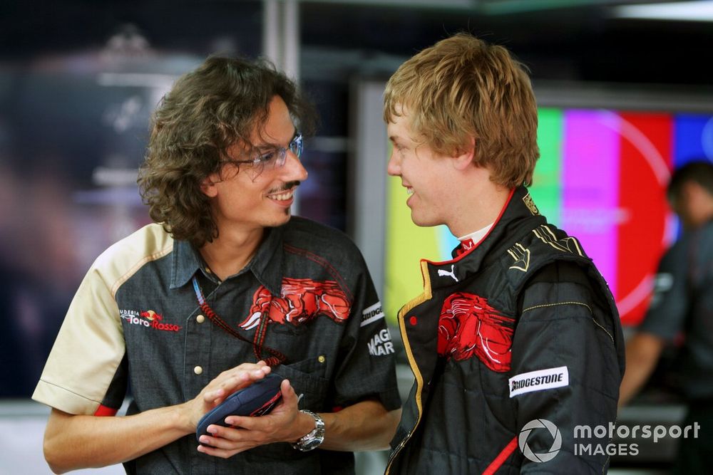 Sebastian Vettel, Toro Rosso, en conversación con Laurent Mekies, ingeniero de carrera.