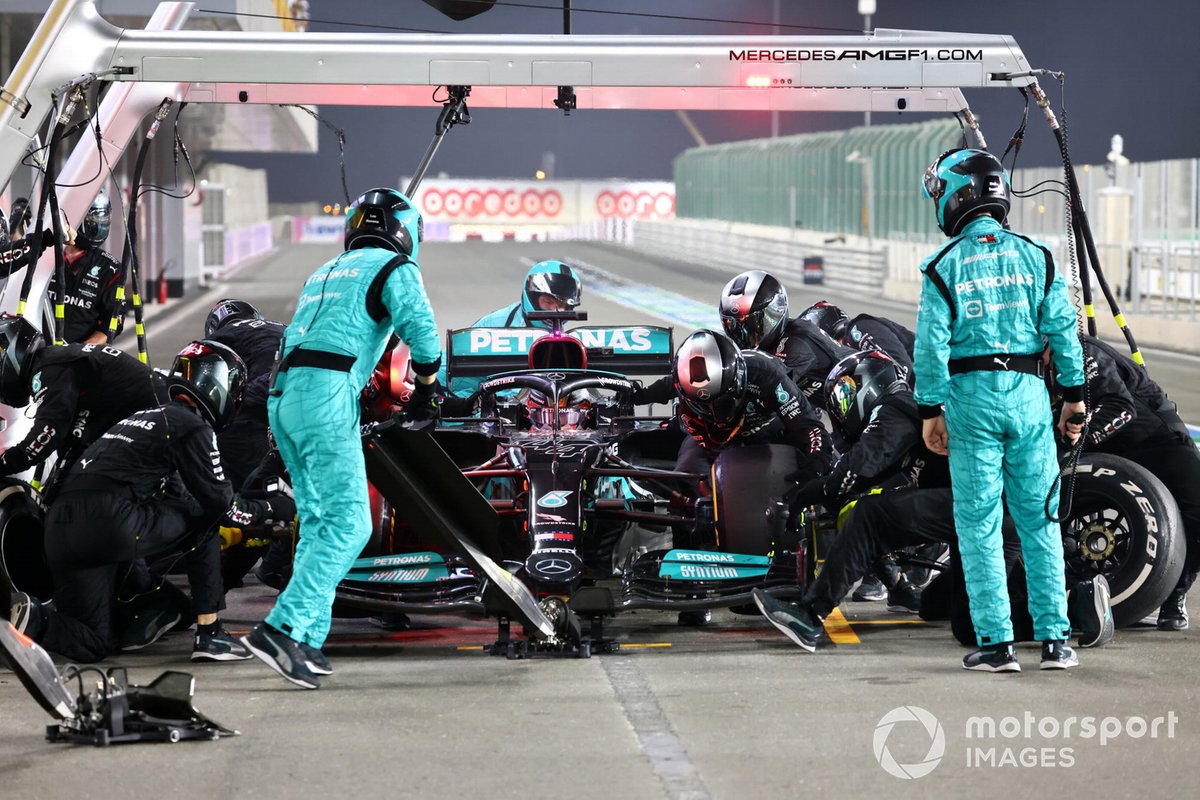 Lewis Hamilton, Mercedes W12, effettua il pit stop: nel 2022 non vedremo più la struttura pneumatica per i cambi gomma