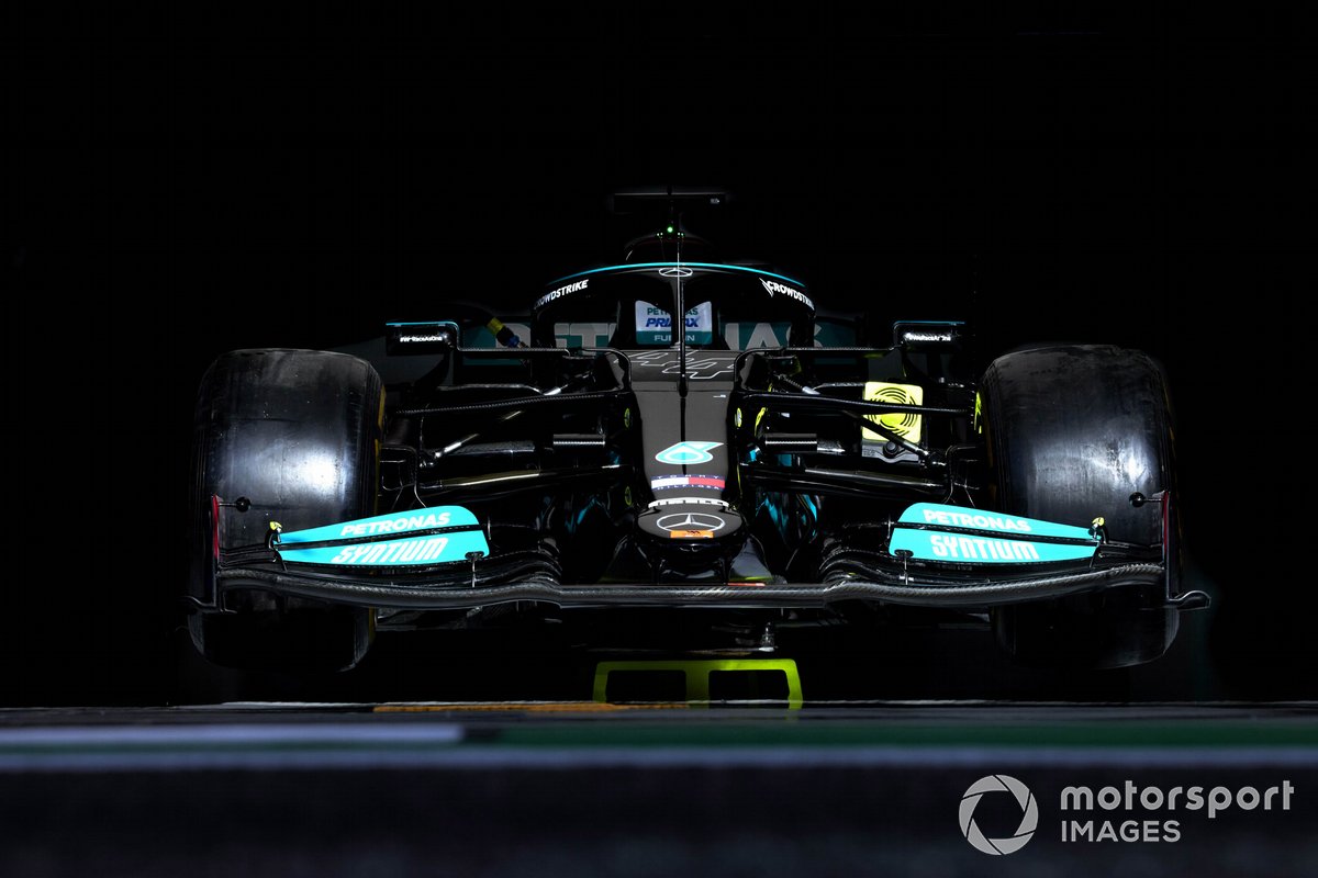 La monoplace de Lewis Hamilton, Mercedes W12, dans son garage