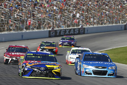 Kyle Busch, Joe Gibbs Racing Toyota, Kyle Larson, Chip Ganassi Racing Chevrolet