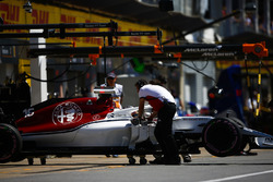 Charles Leclerc, Sauber C37, viene riportato nel garage