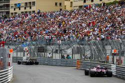 Нико Хюлькенберг, Renault Sport F1 Team RS18, и Эстебан Окон, Sahara Force India F1 VJM11