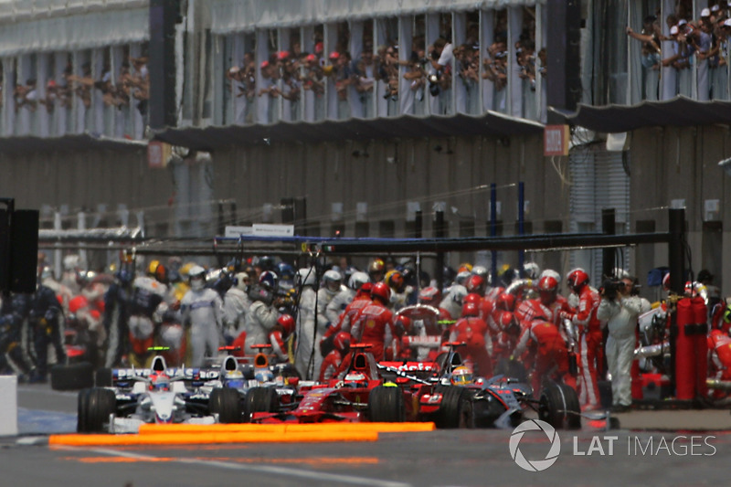 Carambolage à la sortie des stands : Lewis Hamilton, McLaren MP4-23, percute Kimi Raikkonen, Ferrari F2008