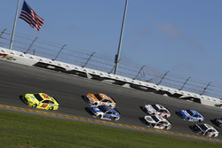Ryan Blaney, Team Penske Ford Fusion Paul Menard, Wood Brothers Racing Ford Fusion