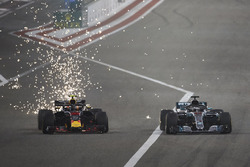 Kıvılcımlar, Max Verstappen, Red Bull Racing RB14 Tag Heuer, ve Lewis Hamilton, Mercedes AMG F1 W09 mücadele ediyor