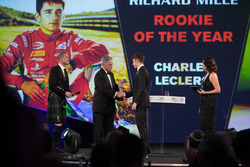Chase Carey, CEO, Formula One, yılın çaylağı ödülünü Charles Leclerc'e veriyor