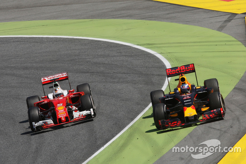 Даніель Ріккардо, Red Bull Racing RB12 та Себастьян Феттель, Ferrari SF16-H battle for position