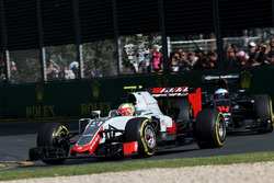 Esteban Gutierrez, Haas F1 Team VF-16 en Fernando Alonso, McLaren MP4-31