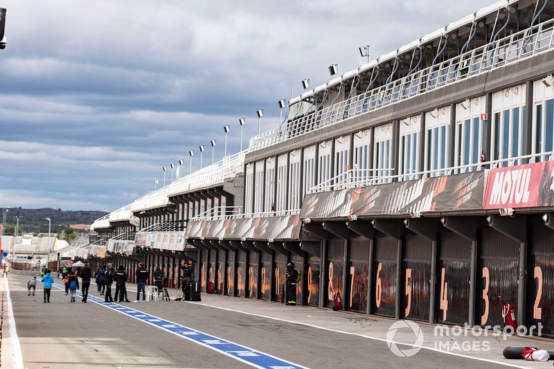 Suasana pitlane di Sirkuit Ricardo Tormo, Valencia, Spanyol.