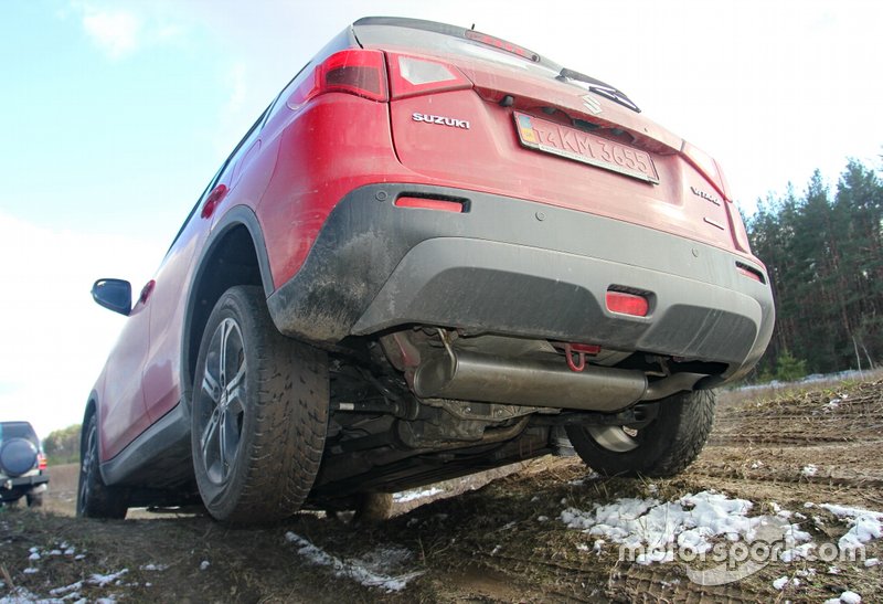 З діагональним звішуванням Vitara S справляється граючись. Швидше схожі перепони вона долає у режимі Snow.