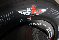 Firestone-Reifen für das 100. Indy 500 mit den Namen aller bisherigen Sieger