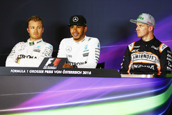 La conferenza stampa FIA post qualifiche: Nico Rosberg, Mercedes AMG F1, secondo; Lewis Hamilton, Me