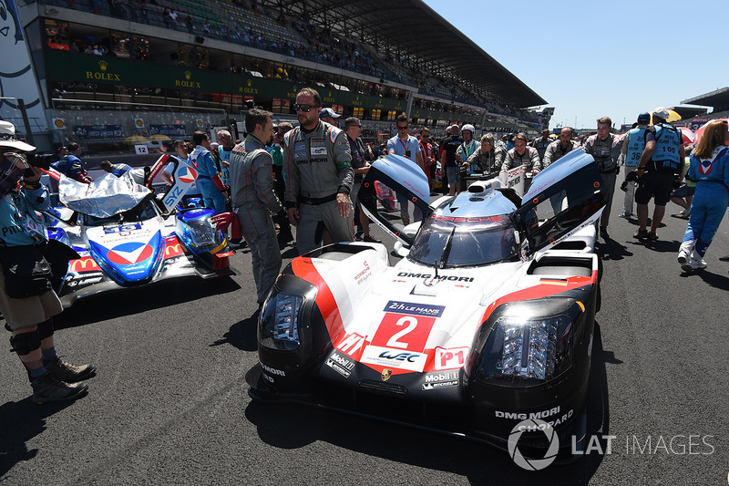 #2 Porsche Team Porsche 919 Hybrid: Timo Bernhard, Earl Bamber, Brendon Hartley