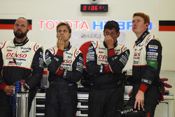 Los miembros del equipo Toyota Gazoo Racing reaccionan al retiro del coche #7