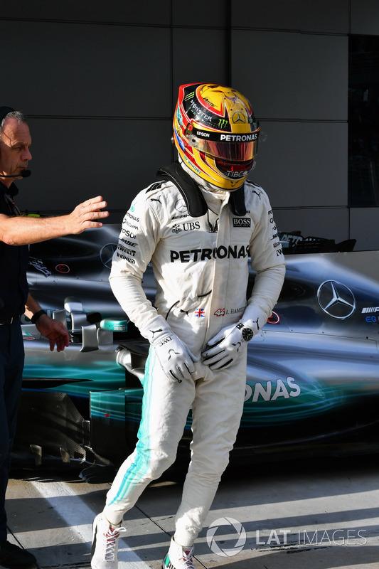 Pole sitter Lewis Hamilton, Mercedes AMG F1 in parc ferme