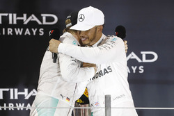 Подіум: переможець гонки Льюїс Хемілтон, Mercedes AMG F1 W07 Hybrid, друге місце Ніко Росберг, Merce