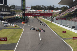 Esteban Ocon, Sahara Force India VJM10, Daniel Ricciardo, Red Bull Racing RB13, Valtteri Bottas, Mercedes-Benz F1 W08 and Sebastian Vettel, Ferrari SF70H battle for position