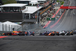 Kollision: Max Verstappen, Red Bull Racing RB13, Fernando Alonso, McLaren MCL32, Daniil Kvyat, Scude