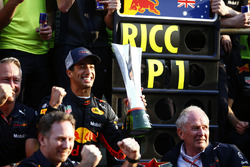 Переможець Даніель Ріккардо, Red Bull Racing, з командою святку перемогу