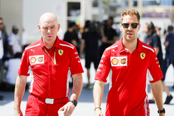 Старший инженер Ferrari Джок Клиа и гонщик Себастьян Феттель