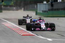 Sergio Perez, Force India VJM11 Mercedes, Romain Grosjean, Haas F1 Team VF-18 Ferrari