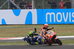 Столкновение: Марк Маркес, Repsol Honda Team, и Валентино Росси, Yamaha Factory Racing