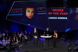 Lando Norris, yılın yerel sürücüsü ödülünü Eddie Jordan'dan alıyor