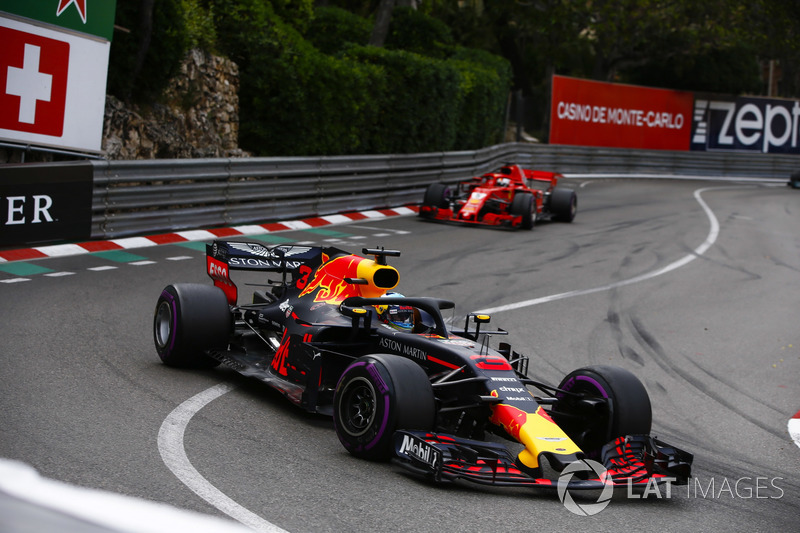 Даніель Ріккардо, Red Bull Racing RB14, попереду Себастьяна Феттеля, Ferrari SF71H