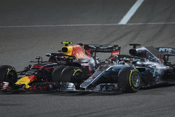 Столкновение: Льюис Хэмилтон, Mercedes AMG F1 W09, и Макс Ферстаппен, Red Bull Racing RB14