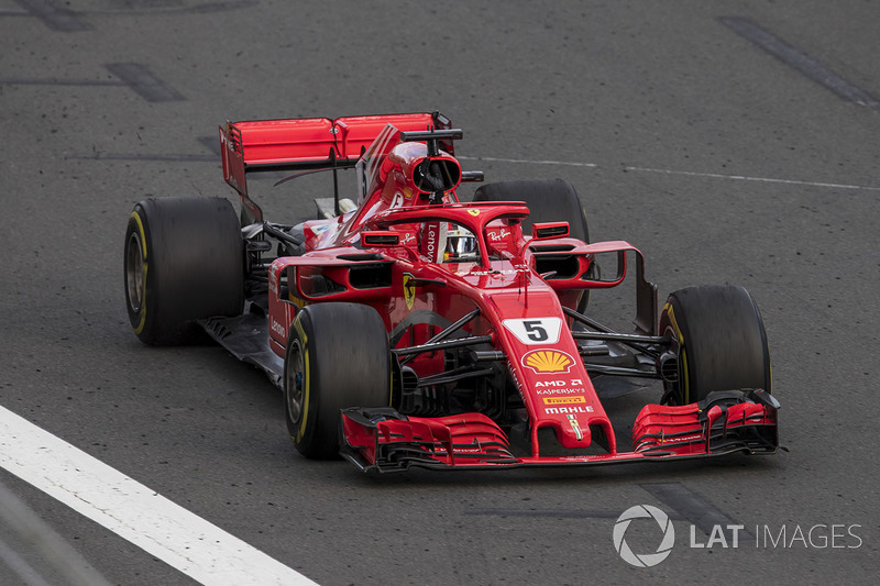 Sebastian Vettel, Ferrari SF71H, 1° classificato, alza il pugno per festeggiare, dopo aver tagliato il traguardo