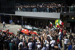 Yarış galibi Sebastian Vettel, Ferrari SF70H, 2. Valtteri Bottas, Mercedes AMG F1 W08