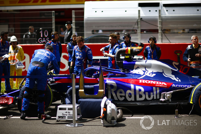 Ingenieros Toro Rosso en la parrilla con el coche de Pierre Gasly, Toro Rosso STR13