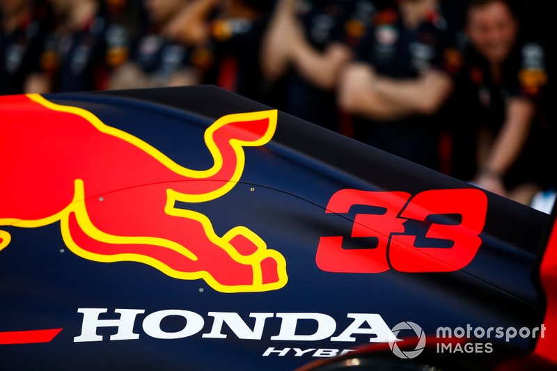 Un logo Honda sur le capot moteur de la voiture de Max Verstappen, Red Bull Racing RB15
