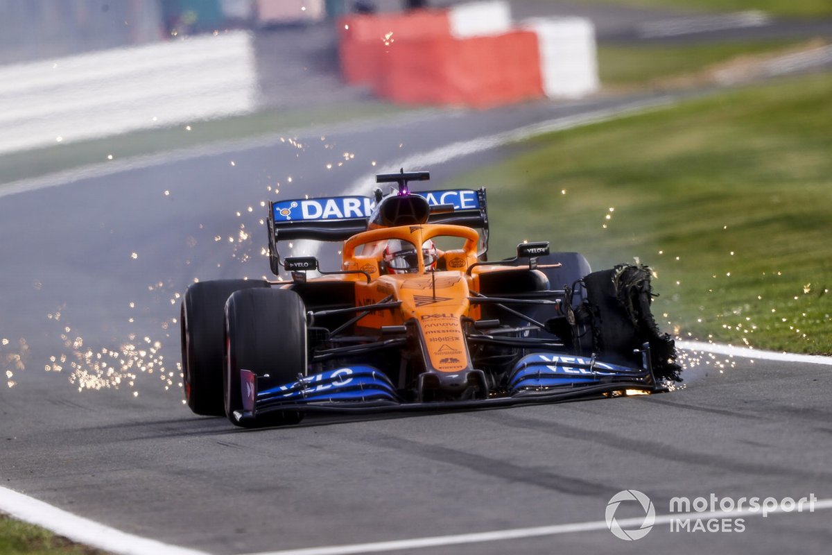 Карлос Сайнс-младший, McLaren MCL35, едет в боксы с взорвавшейся покрышкой левого переднего колеса