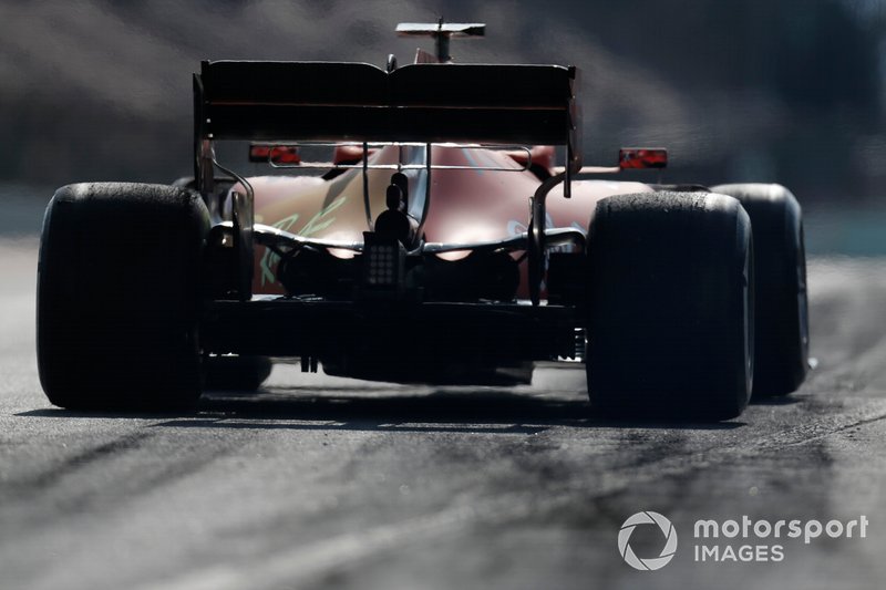 Sebastian Vettel, Ferrari SF90 motor kapağında aero boyası ile