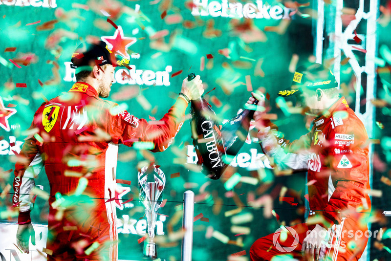 Sebastian Vettel, Ferrari, dan Kimi Raikkonen, Ferrari, di podium GP Meksiko