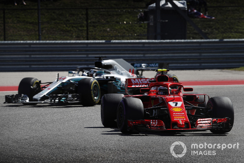 Kimi Raikkonen, Ferrari SF71H, devant Lewis Hamilton, Mercedes AMG F1 W09 EQ Power+